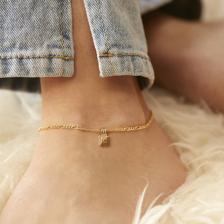 Initial Square Charm Figaro Chain Anklet Gold